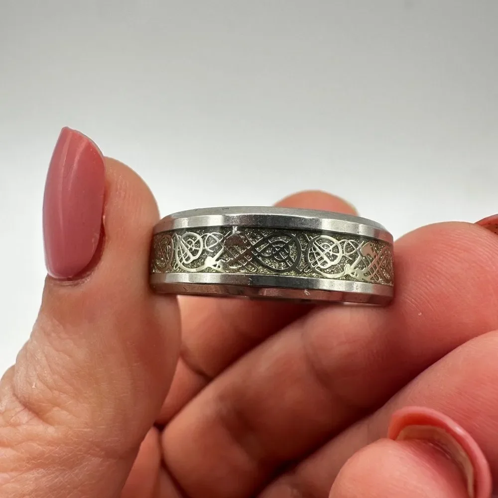 Men's size 13, Silver tone‎ metal with silver/gold scroll work in center, ring!
